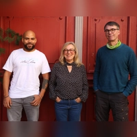 Benjamin Cobbinah, Sabine Detsch und Gerhard Rießbeck freuen sich über die Umsetzung der Erinnerungsstätte im Bad Windsheimer Kurpark. (Foto: Alexander Rausch)