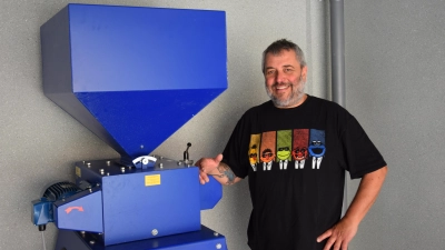 Die ersten Gerätschaften, zum Beispiel eine Schrotmühle, warten bereits auf ihren Einsatz bei Andreas Steinbauer. (Foto: Florian Schwab)