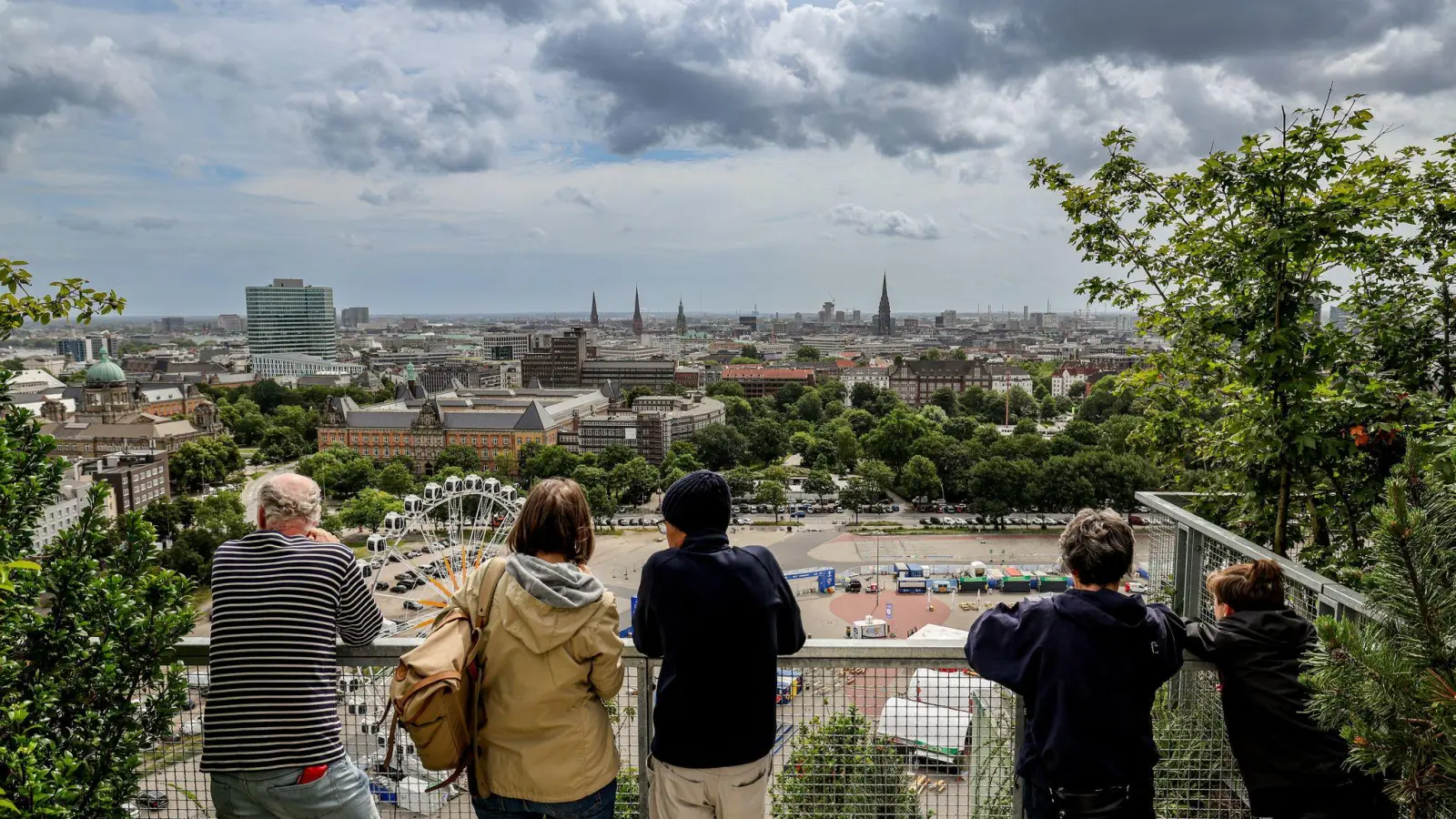 Aussicht bestaunen (Foto: Ulrich Perrey/dpa)