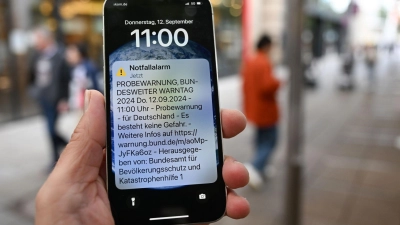 Die Handys klingeln unter Umständen auch, wenn sie auf stumm geschaltet sind. (Archivbild)  (Foto: Bernd Weißbrod/dpa)