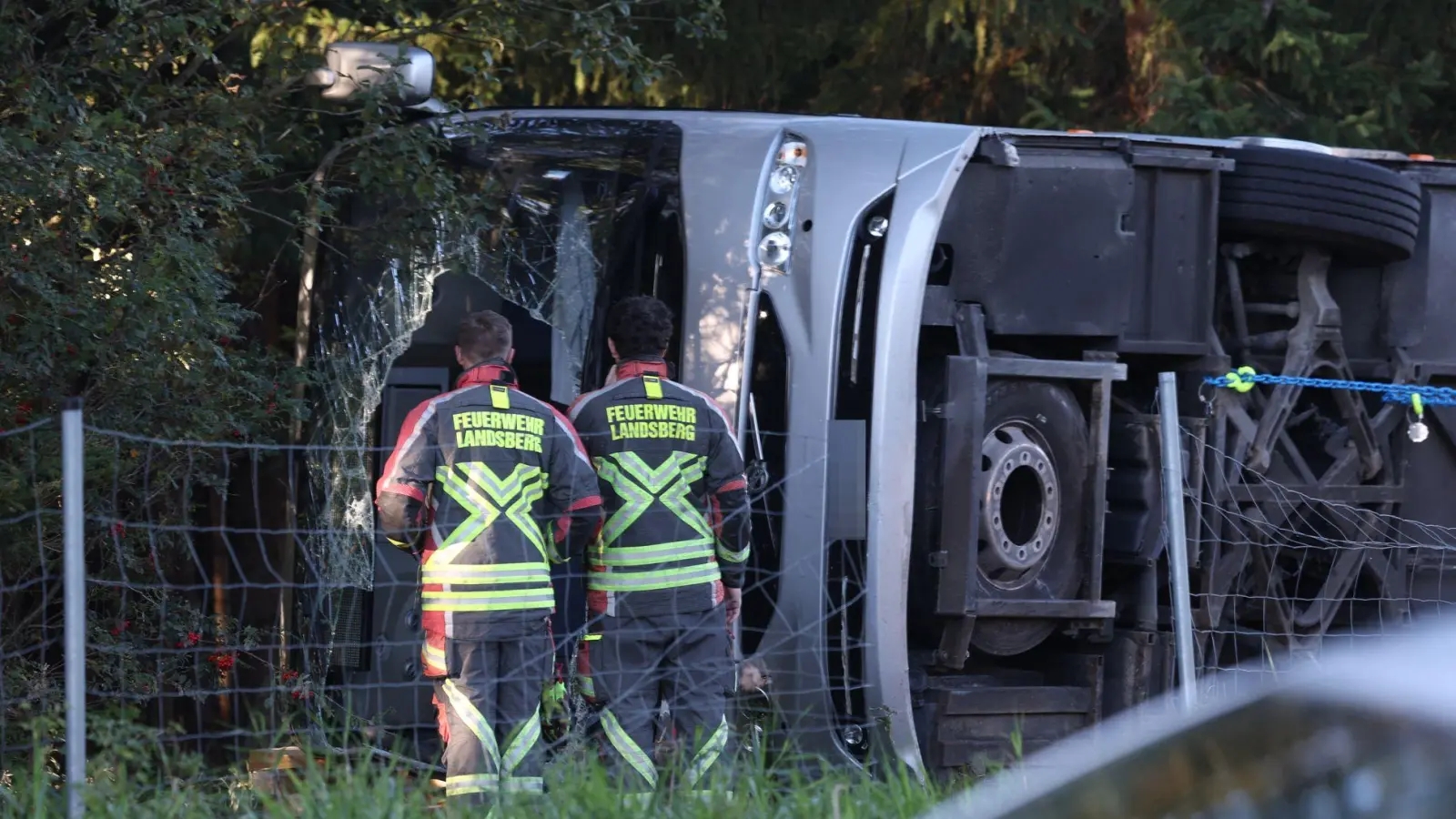 Ein Reisebus ist bei Buchloe im Allgäu von der A96 abgekommen. (Foto: Karl-Josef Hildenbrand/dpa)