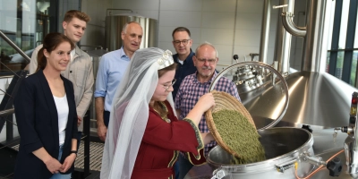 Kaiserin Kunigunde würzt das Malz mit Hopfen. Die Aktion verfolgen von links Carina Thal, Jannick Schwemmer, Georg Hofmann und Peter Köhler sowie Günther Rabenstein. (Foto: Anita Dlugoß)