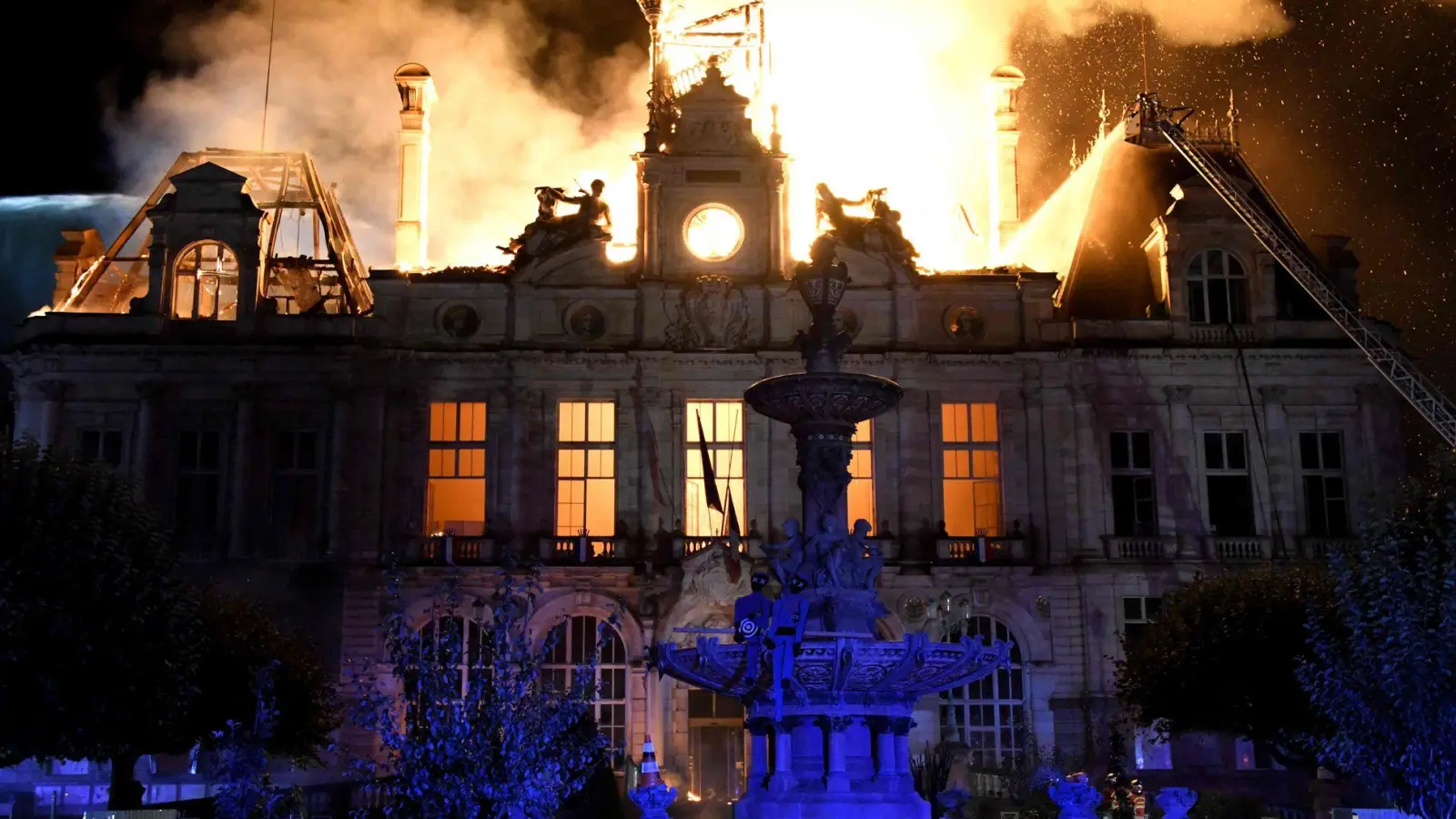 Das historische Rathaus von Limoges wurde durch einen von Randalierern gelegten Brand weitgehend zerstört. (Foto: Pascal Lachenaud/AFP/dpa)
