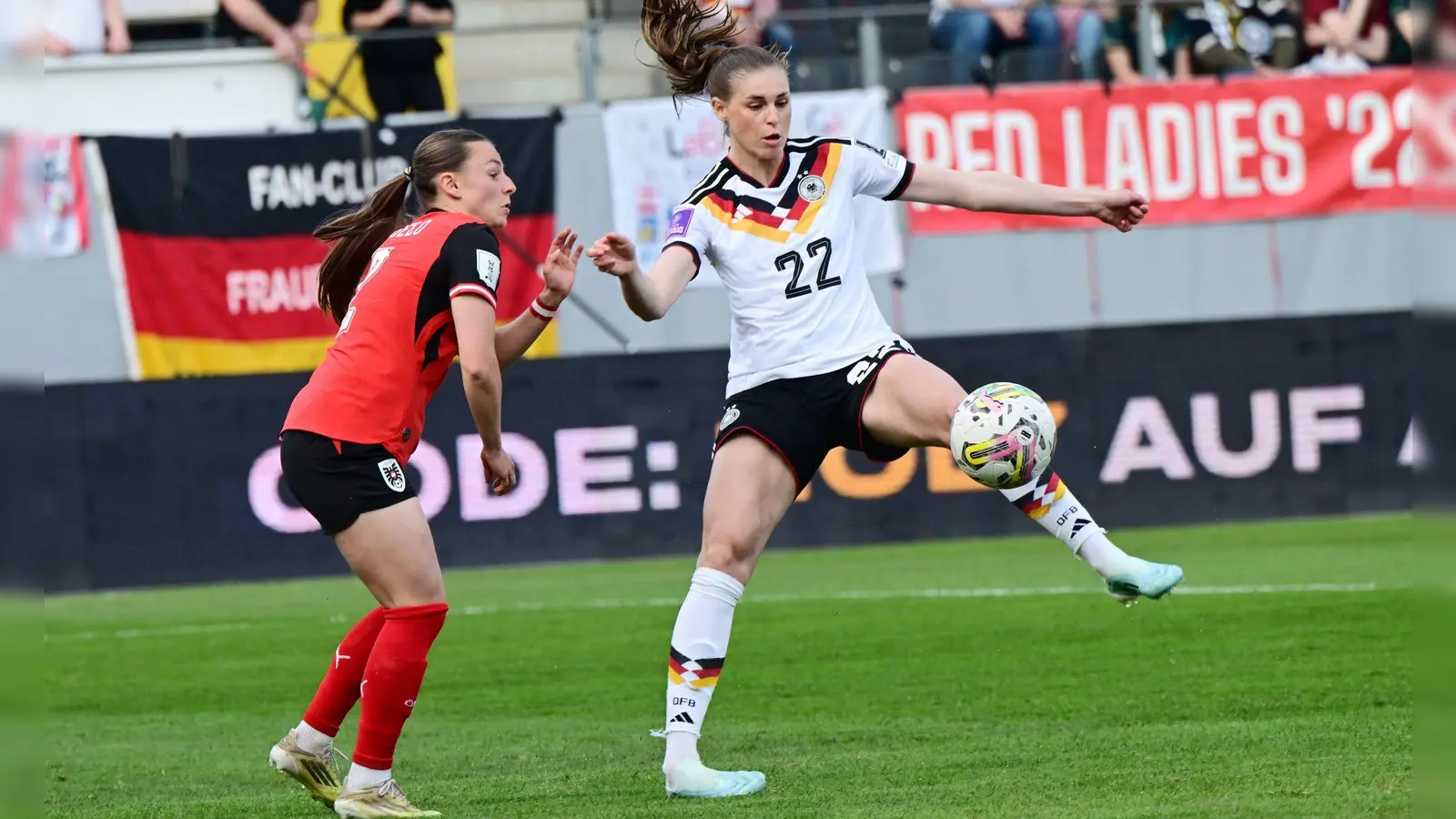 Tat sich schwer gegen Österreich: Flügelstürmerin Jule Brand (r.).  (Foto: Expa/ Reinhard Eisenbauer/APA/dpa)