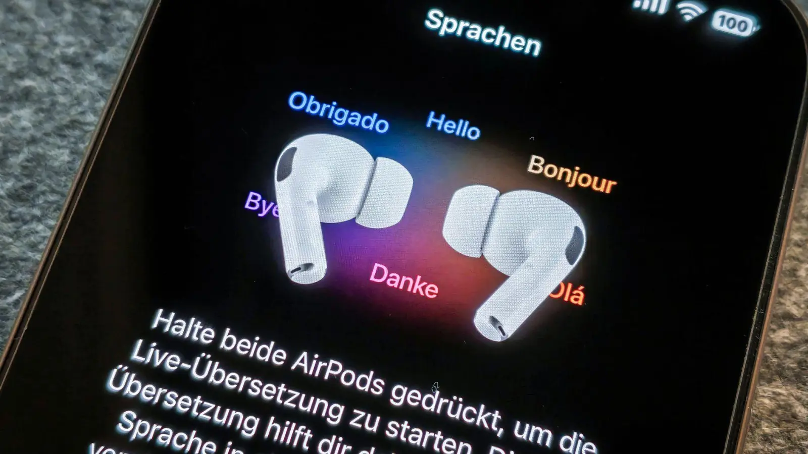 Apple ermöglicht es iPhone- und AirPods-Nutzern, Gespräche in Echtzeit in neun Sprachen zu übersetzen. (Foto: Till Simon Nagel/dpa-tmn)