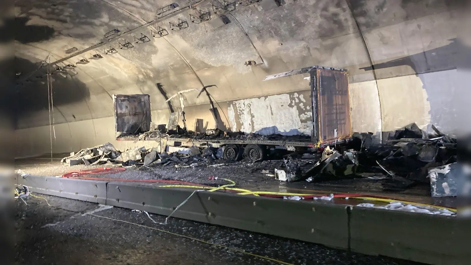 Von dem Anhänger ist nicht viel übriggeblieben. (Foto: -/Autobahn GmbH Niederlassung Südwest/dpa)