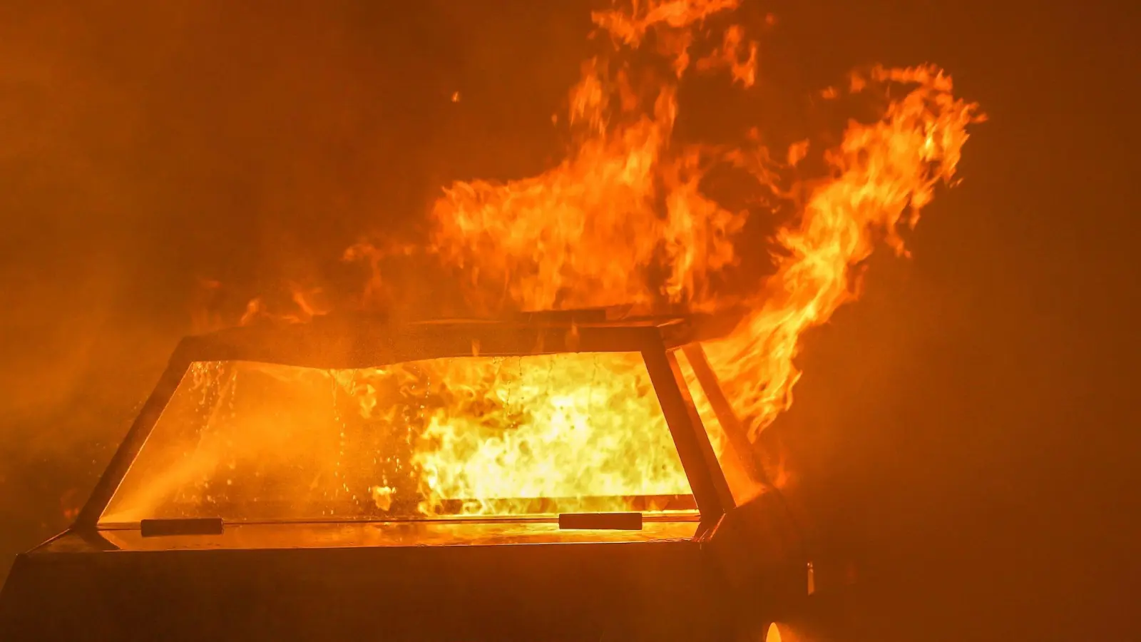 Kommt der Staatsanwalt, wenn es brennt? Auch bei einem Auto? (Symbolbild: David Young/dpa)