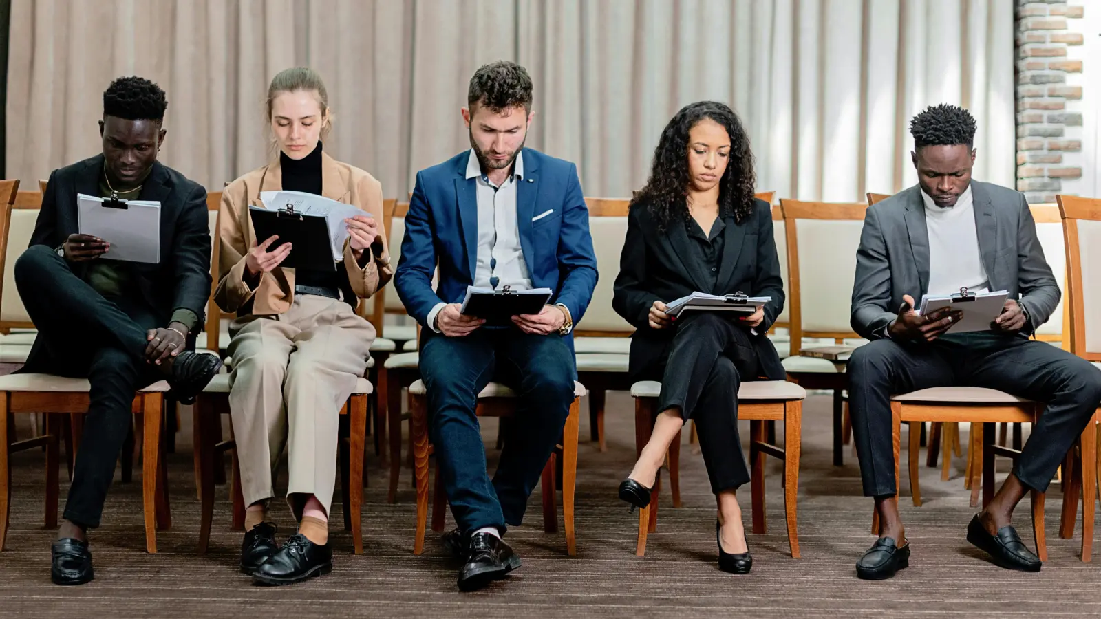 Das gewählte Outfit sollte zum Unternehmen passen. Informieren Sie sich also frühzeitig! (Foto: Pexels)