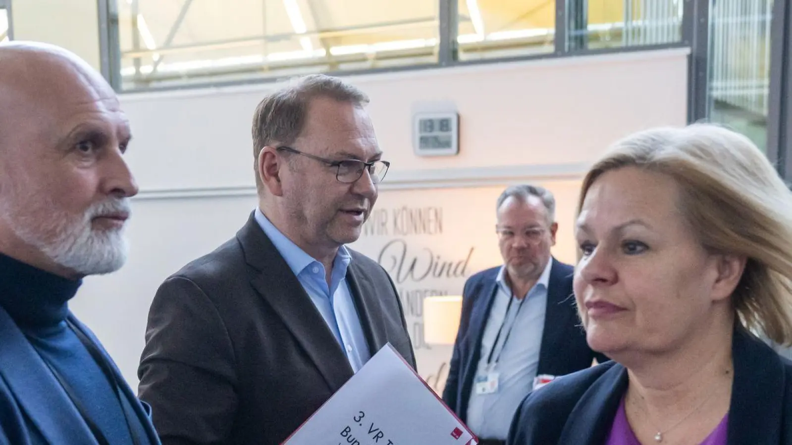 Tagelang haben Gewerkschaften und Arbeitgeber verhandelt - und sich nicht geeinigt.  (Foto: Christophe Gateau/dpa)