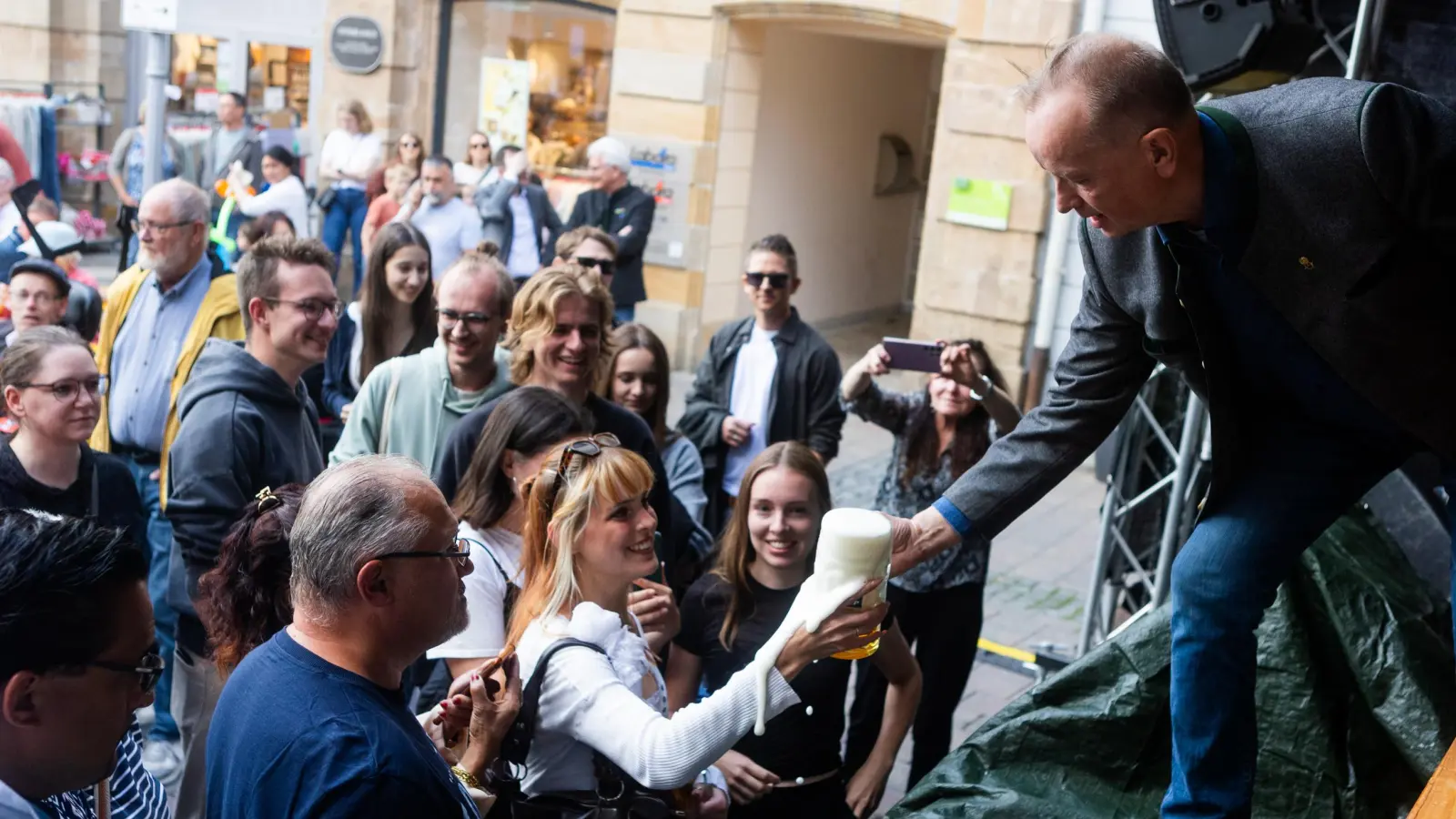 Die fünfte Jahreszeit beginnt in Ansbach mit dem Altstadtfest. Oberbürgermeister Thomas Deffner stach traditionell das erste Fass Bier an.  (Foto: Evi Lemberger)