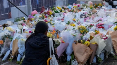 Der Bischof einer christlichen Gemeinde wurde bei einer Messe von einem 16-Jährigen attackiert. Danach kam es zu Ausschreitungen. (Foto: Mark Baker/AP)