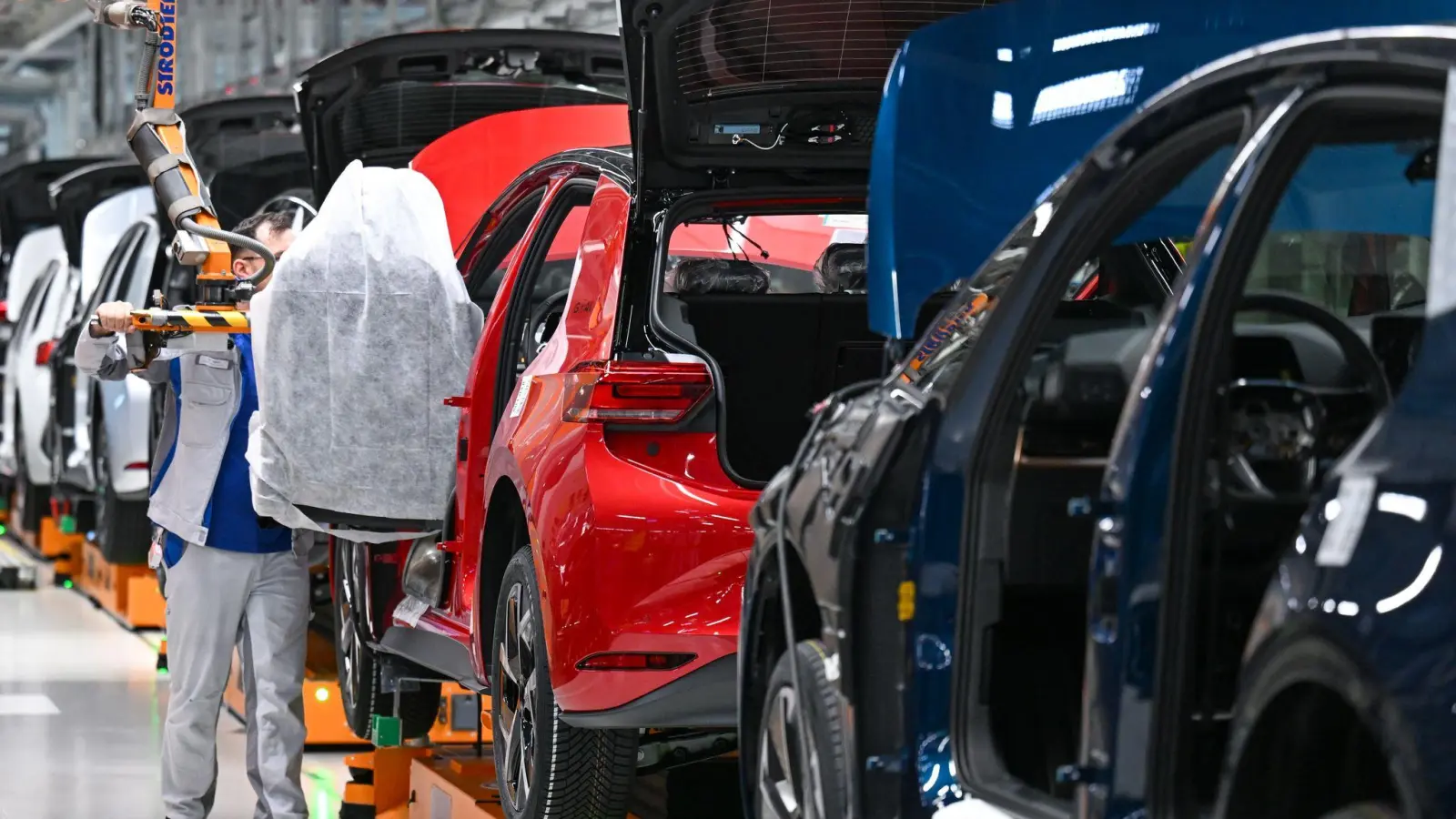 Die Produktion bei VW läuft auch nächste Woche weiter. (Archivbild) (Foto: Hendrik Schmidt/dpa)