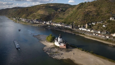 Das Niedrigwasser am Rhein belastet die deutsche Wirtschaft. (Foto: Thomas Frey/dpa)