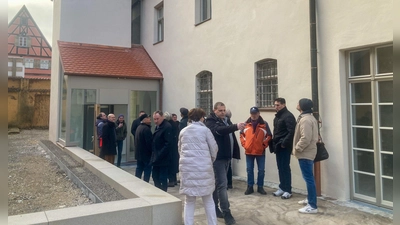 Der künftige Außenbereich des inklusiven Cafés, das im Haus B der Spitalanlage eingerichtet wird. Der Bauausschuss des Dinkelsbühler Stadtrats sah sich auf der Baustelle um. (Foto: Martina Haas)