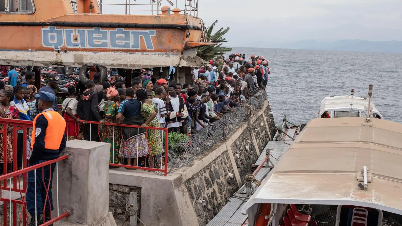 Nach dem Kentern einer Fähre versammeln sich Menschen am Hafen von Goma (aktuell) (Foto: Moses Sawasawa/AP/dpa)