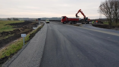 Bis 18. Dezember sollen die Bauarbeiten auf der Staatsstraße 2252 Richtung Wiebelsheim abgeschlossen sein. Derzeit wird am Bankett gebaut, danach folgen noch die Markierungen. (Foto: Katrin Merklein)