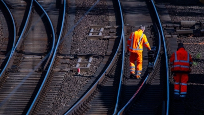 Nachdem dem Abrutschen des Bahndamms war die Dauer der Sperrung zunächst unklar. (Symbolbild) (Foto: Jens Büttner/dpa)