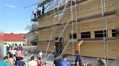 Der Rohbau des künftige Gemeinschaftshauses in Feuchtwangens Stadtteil Krapfenau steht. Jetzt fand sich die Bevölkerung zum Richtfest ein. (Foto: Erich Herrmann)