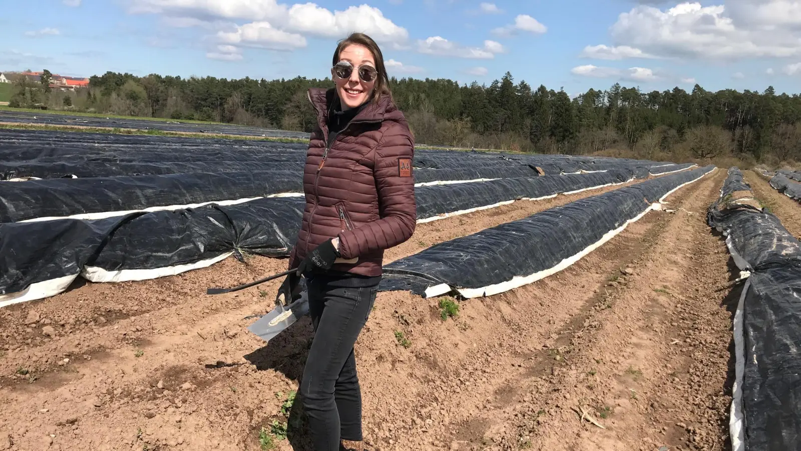 Linda Schwarzbeck (34) ist vor sieben Jahren mit der Übernahme des elterlichen Betriebs in die Direktvermarktung eingestiegen. Sie bietet Spargel aus eigenem Anbau in ihrem Hofladen an.  (Foto: Silvia Schäfer)