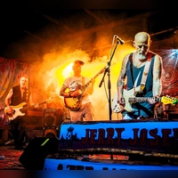 Gemeinsam auf der Bühne beim Jamkraut-Festival: Michael Schmidt von den Mars Mushrooms (Mitte) mit Jerry Joseph and the Jackmormons aus Oregon. (Foto: Micha Barth)