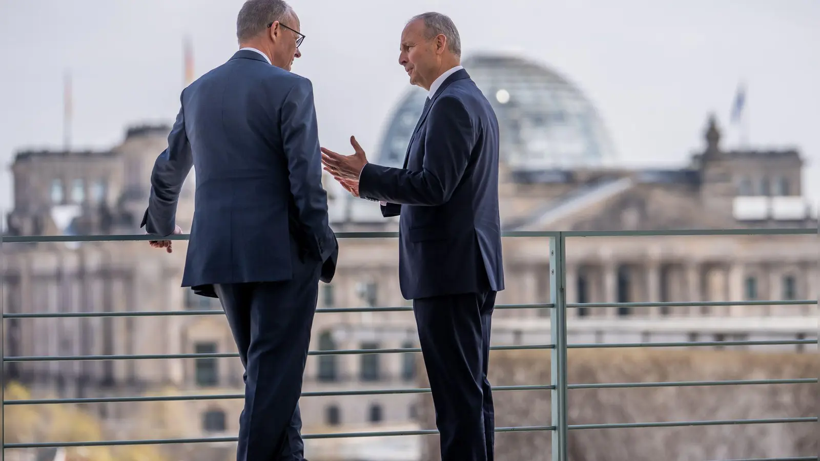 Der irische Regierungschef Micheál Martin (r) muss in den kommenden Monaten im Haushaltsstreit vermitteln. Kanzler Merz gibt sich bislang allerdings nicht besonders kompromissbereit. (Archivbild) (Foto: Michael Kappeler/dpa)