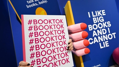 In der BookTok-Community tauschen sich vor allem junge Menschen über ihre Lieblingsbücher aus. (Archivbild) (Foto: Arne Dedert/dpa)