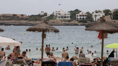 Rettungsschwimmer klagen über Personalmangel und Überbelastung. (Foto Produktion) (Foto: Clara Margais/dpa)