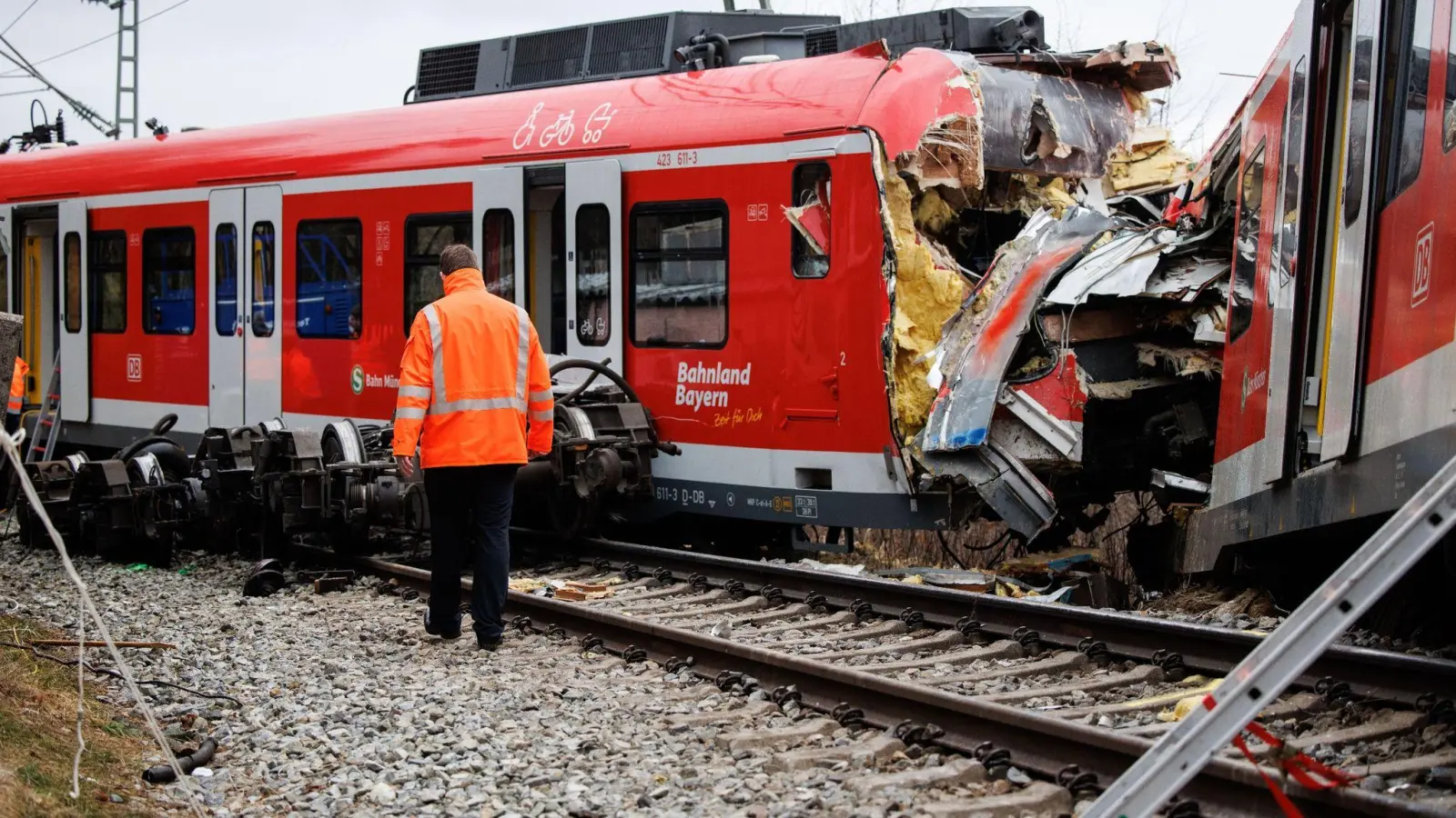 Ein Mitarbeiter der Deutschen Bahn geht an der Unfallstelle zweier aufeinander geprallter S-Bahnen in der Nähe des Bahnhofes Ebenhausen-Schäftlarn vorüber. (Foto: Matthias Balk/dpa)