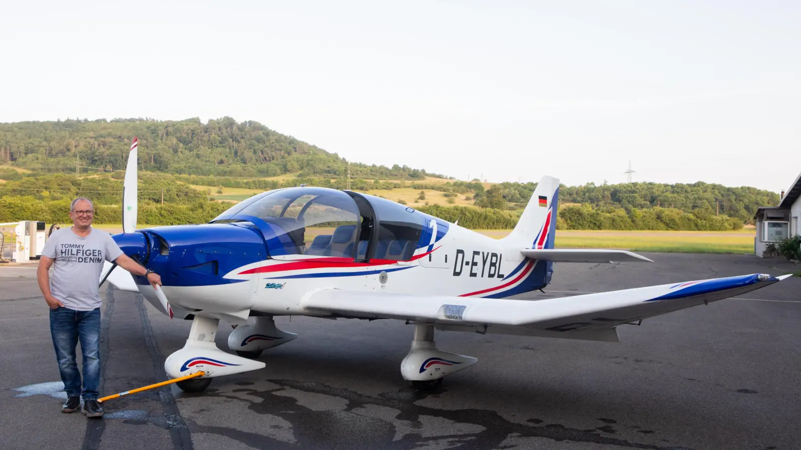 Der Vorsitzende des Aero-Clubs Rothenburg, Stephan Zorn, freut sich auf das 75. Jubiläum des Vereins, das am Wochenende groß gefeiert wird. (Foto: Evi Lemberger)