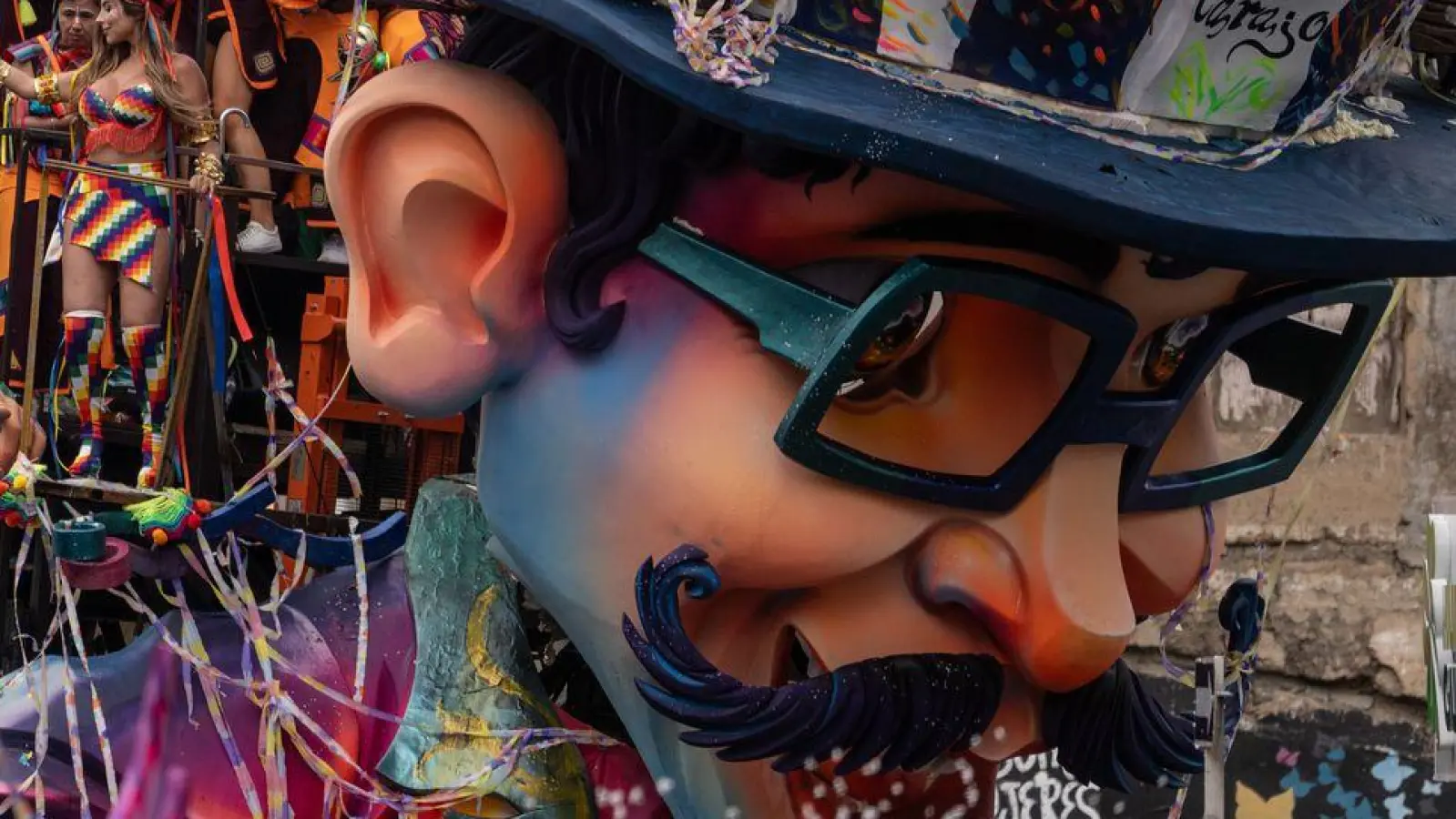 Farbenfrohe Wagen zogen durch die Stadt Pasto im Südwesten von Kolumbien.  (Foto: Ivan Valencia/AP/dpa)