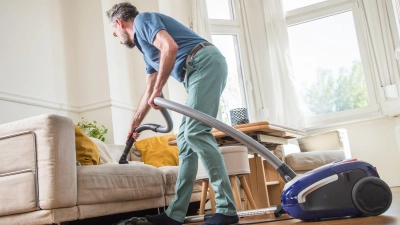 Wohn- und Esszimmer, Küche, Bad und Flur stehen bei einem schnellen Hausputz im Fokus. (Foto: Christin Klose/dpa-tmn)