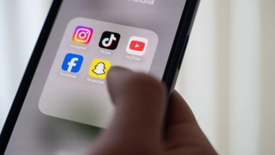 Über Politik informieren sich Viele inzwischen auch oder ausschließlich auf Social Media. (Illustration) (Foto: Alicia Windzio/dpa)