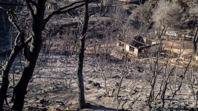 Verbranntes Haus in Ano Patima in der Region Nord-Athen. (Foto: Socrates Baltagiannis/dpa)