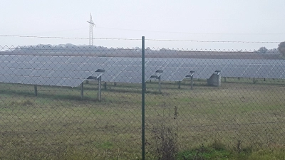 Eine Bürgerinformation zur geplanten Freiflächen-Photovoltaikanlage (unser Bild zeigt eine bei Gallmersgarten) bei Unterntief wird gefordert. (Foto: Hans-Bernd Glanz)