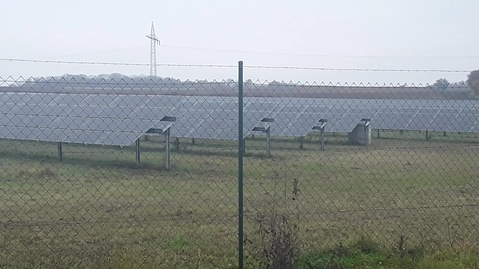 Eine Bürgerinformation zur geplanten Freiflächen-Photovoltaikanlage (unser Bild zeigt eine bei Gallmersgarten) bei Unterntief wird gefordert. (Foto: Hans-Bernd Glanz)