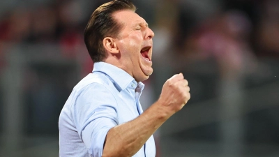 Christian Titz bei der 1:2-Niederlage von Hannover 96 in Nürnberg.  (Foto: Daniel Karmann/dpa)