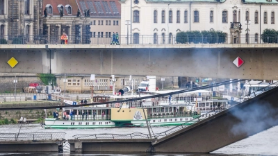 Nach dem Teileinsturz der Brücke laufen die Arbeiten. (Foto: Robert Michael/dpa)