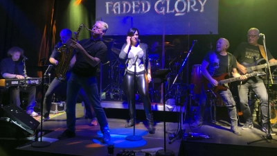 Die Besucherinnen und Besucher des Konzertes mit der Coverband „Faded Glory” im Bad Windsheimer Ochsenhof waren begeistert. (Foto: Levent Özdil)
