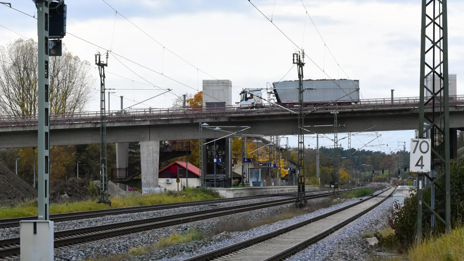 Die beiden Übergangskonstruktionen der Brücke müssen erneuert werden. Deshalb ist eine Vollsperrung nötig, wie Bürgermeister Martin Assum berichtete. (Foto: Irmeli Pohl)