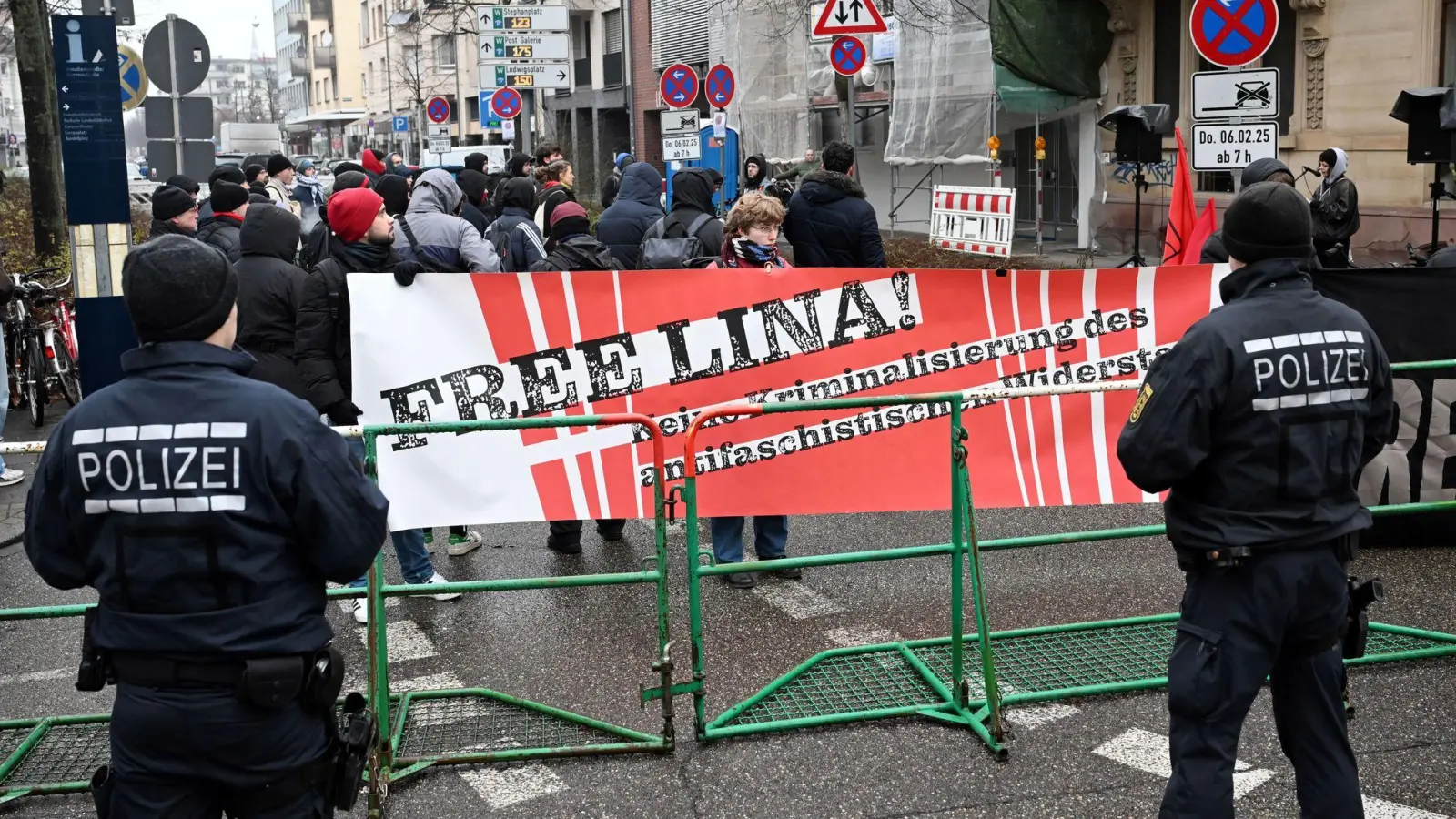 Vor dem BGH haben sich Sympathisanten zu einer Solidaritätskundgebung versammelt.  (Foto: Uli Deck/dpa)