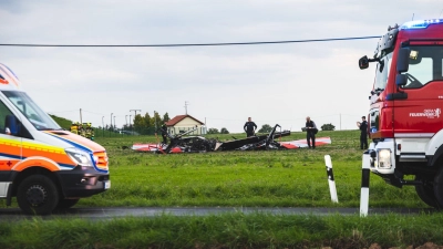 Die Absturzstelle mit den Trümmern der zwei Flugzeuge bei Gera. (Foto: Björn Walther/bw.pictures/dpa)