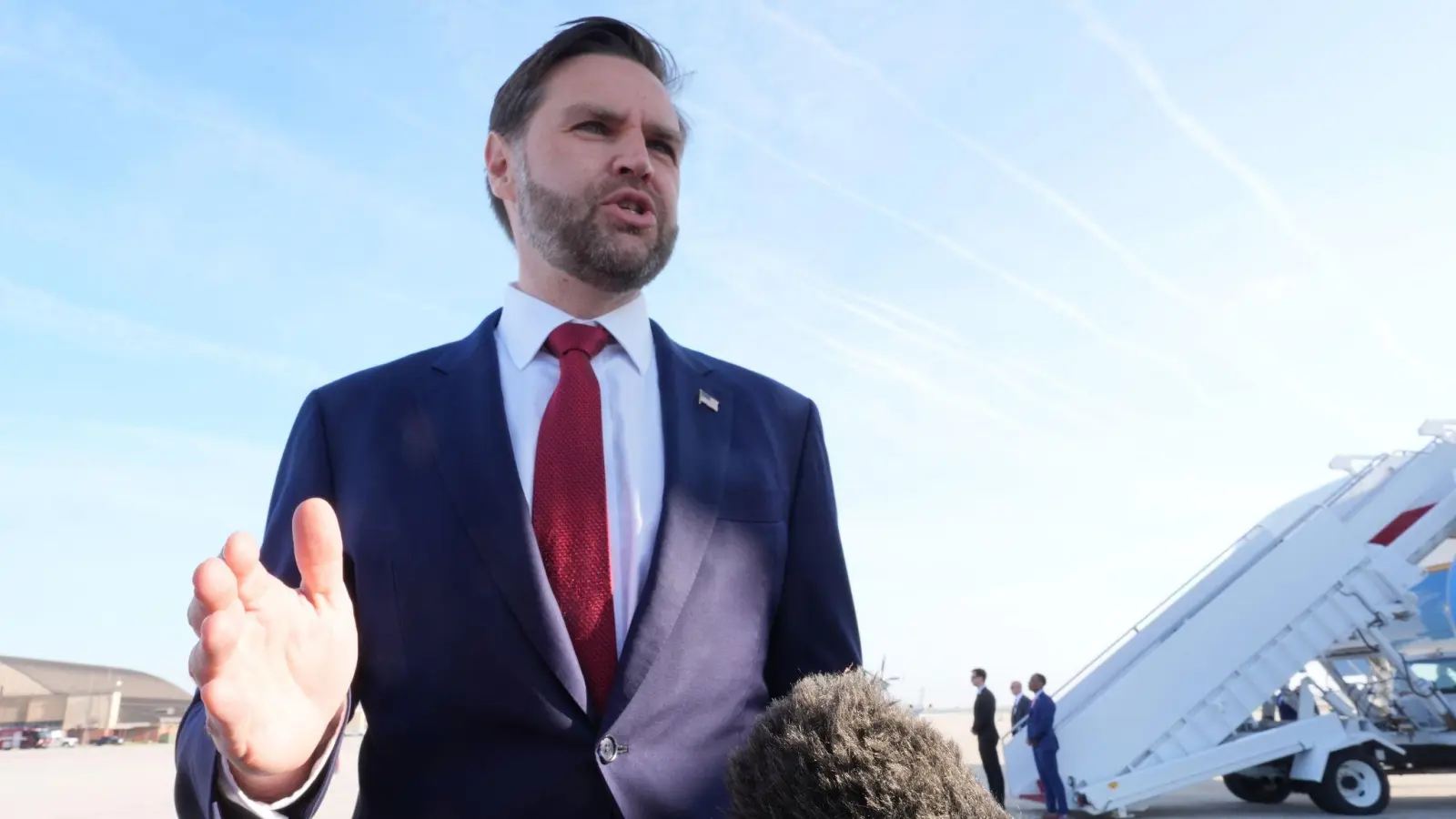 Vance richtet vor seinem Abflug nach Pakistan eine Warnung an den Iran.  (Foto: Jacquelyn Martin/AP POOL/AP/dpa)