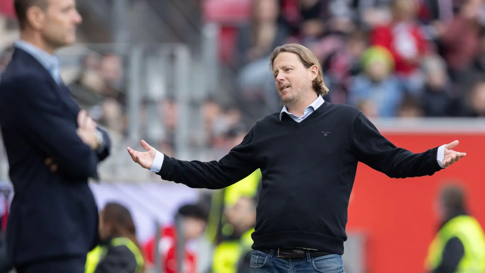 Neues Dänen-Duell: Im vergangenen Februar gewann Trainer Bo Hendriksen (r) mit Mainz gegen Augsburg mit Coach Jess Thorup (l) mit 1:0.  (Foto: Jürgen Kessler/dpa)