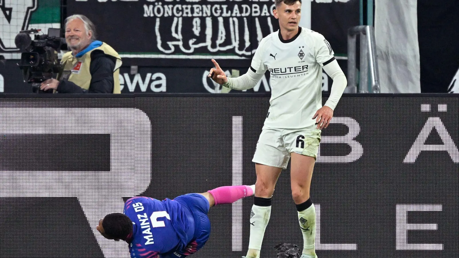 Ein dummes Foulspiel von Yannik Engelhardt hat Gladbach den Sieg gegen Mainz gekostet. (Foto: Ulrich Hufnagel/dpa)
