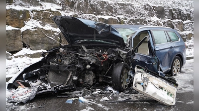 Nach der Kollision mit einem Lkw-Anhänger auf der Wachsenberger Steige hat dieses Auto nur noch Schrottwert. (Foto: Simone Hedler)