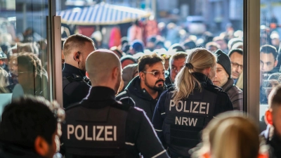 Polizeieinsatz an der Sparkassenfiliale in Gelsenkirchen-Buer. Eine große Menschenmenge versammelte sich vor der Filiale. (Foto: Christoph Reichwein/dpa)