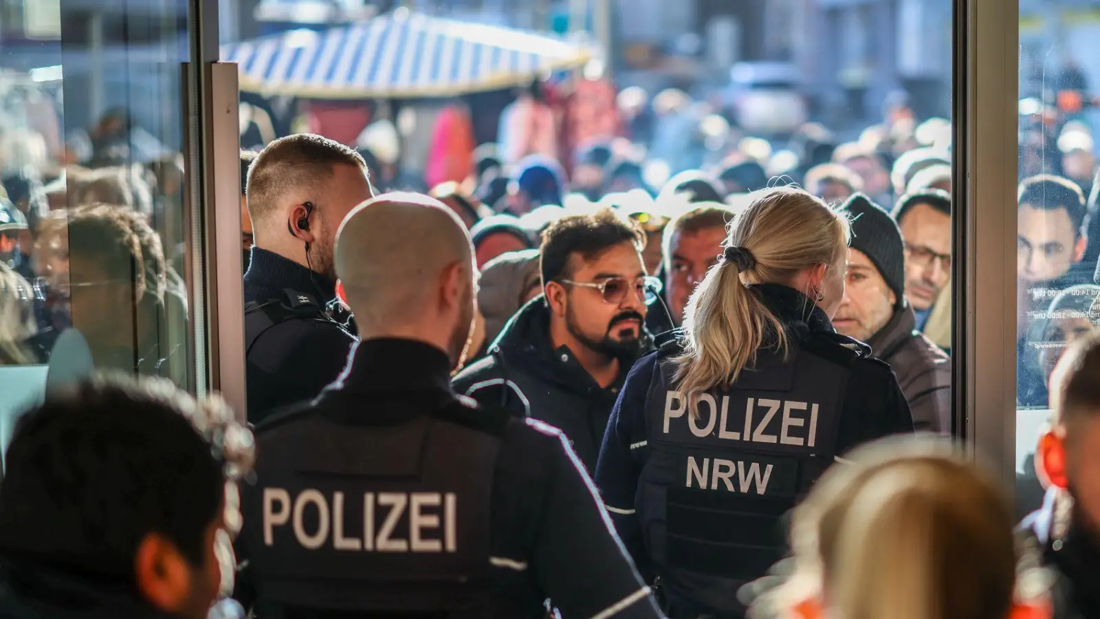 Polizeieinsatz an der Sparkassenfiliale in Gelsenkirchen-Buer. Eine große Menschenmenge versammelte sich vor der Filiale. (Foto: Christoph Reichwein/dpa)