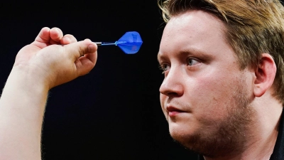 Hat das Halbfinale bei der Darts-Team-WM im Visier: Martin Schindler. (Foto: Uwe Anspach/dpa)