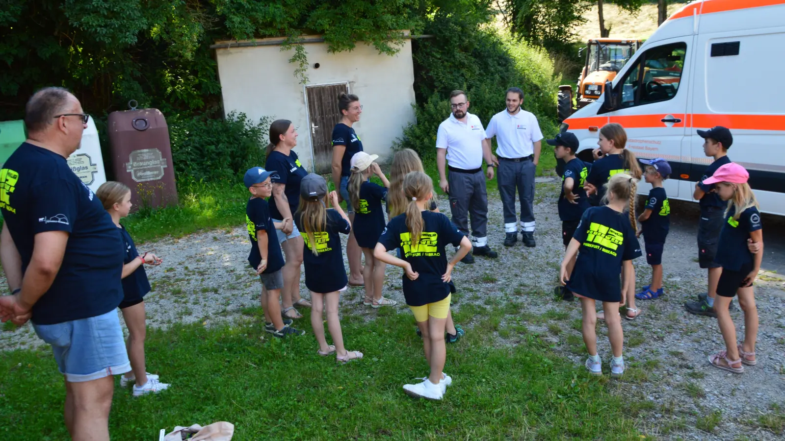 Erste-Hilfe-Einheit für die Mädchen und Jungen der Kinderfeuerwehr Frankfurt/Birkach. Der Retter der Feuerwehr, Kommandant Hans-Jürgen Gareis (links), ist ebenfalls mit dabei. (Foto: Martina Hinkelmann)