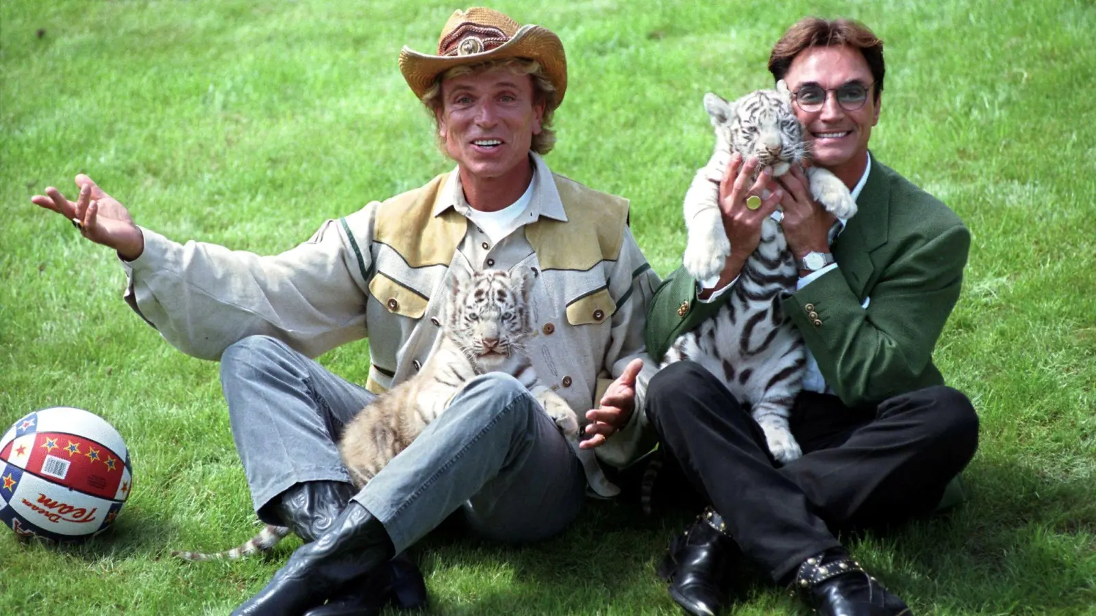 Ein Leben im Rampenlicht: Dinge aus dem Nachlass von Siegfried (l) und Roy wurden versteigert. (Foto: Boris Roessler/dpa)